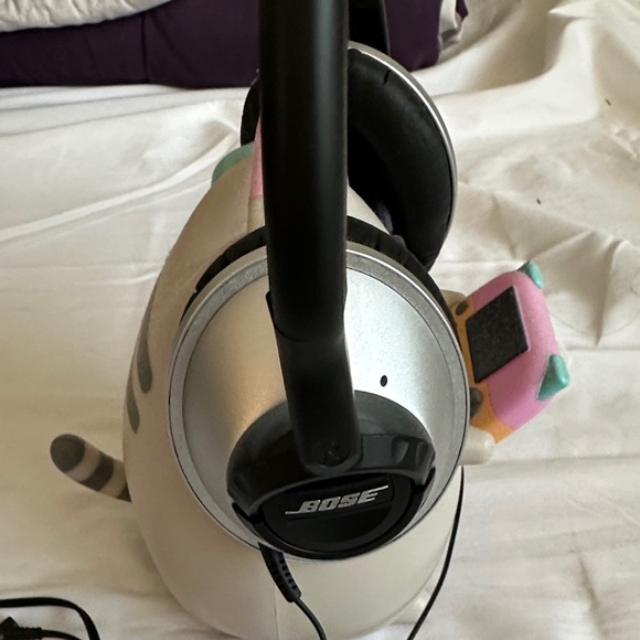 Bose Wired Over-Ear Headphones - Picture 4 of 8